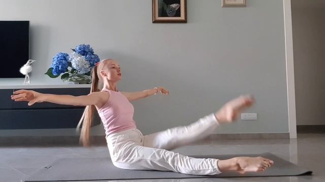 Как растягиваются балерины? Растяжка балерины. Фитнес дома. смотреть онлайн