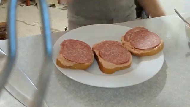 Простые горячие бутерброды с колбасой и сыром смотреть онлайн