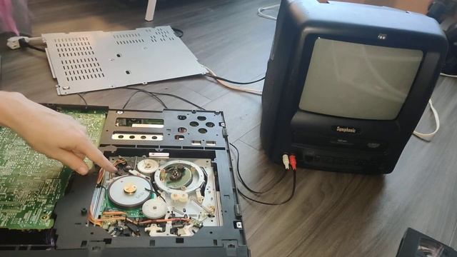 Replacing belts in a Toshiba M-5020 VHS VCR from the mid 80s смотреть онлайн