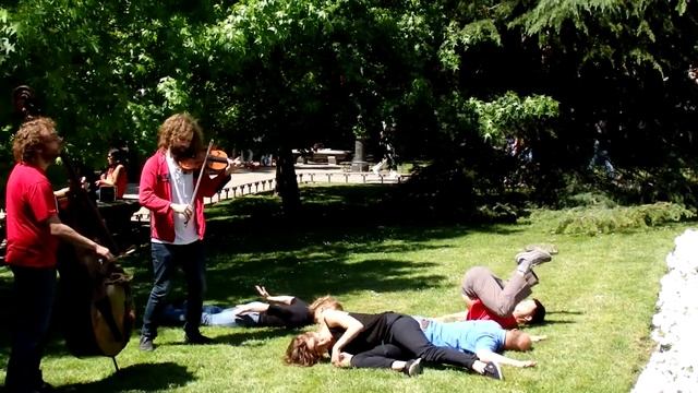Дикие танцы перед музеем Прадо в Мадриде смотреть онлайн