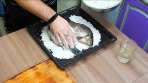 Запёк карасей в духовке в соли.