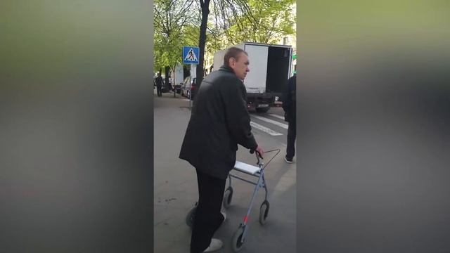 Лжеинвалид-алкаш попрошайничает перед входом в храм на улице советской в городе Бресте смотреть онлайн