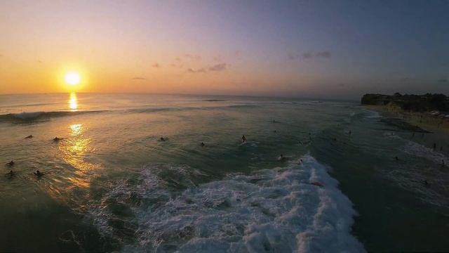 Golden Hour Grandeur at Dreamland Beach Вечер на топовом пляже Бали Дримленд. FPV смотреть онлайн