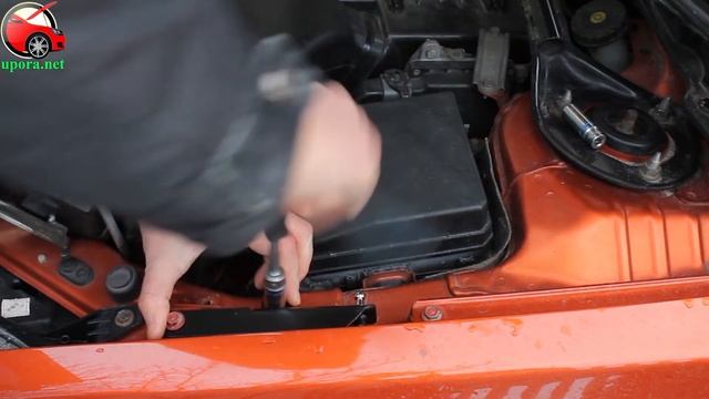 Установка упоров капота (амортизаторов) на Mitsubishi Lancer X (www.upora net) смотреть онлайн