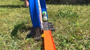 Давид играет Машинками Хот Вилс и выбирает из них победителей. Видео для детей.