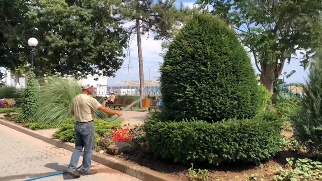 Полив цветов на набережной имени Горьвого в Евпатории Крым 2018 Евпатория