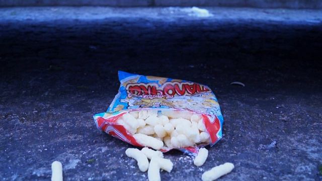 краш тест под колесом машины, игрушки и другие вещи давят колёсами машины смотреть онлайн