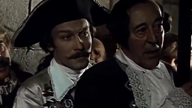 И чего хочет? Ясно чего - чтобы не бросал смотреть онлайн