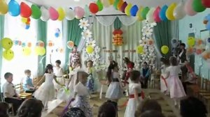 Танец с лентами(выпускной в дет.саду 27.05.2015)