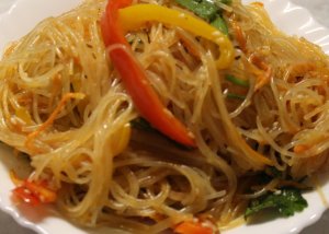 Салат с фунчозой и морепродуктами.