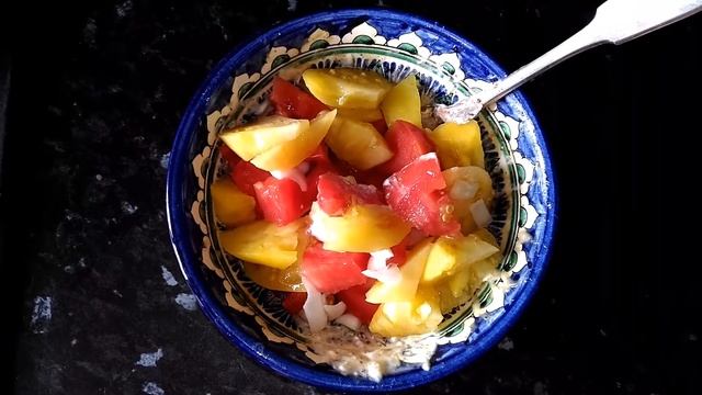 Салат из красных и желтых помидоров с луком. смотреть онлайн