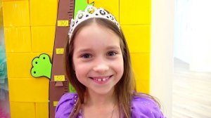 София хочет стать малышом! Прыгать на Батуте и играть на Детской Площадке