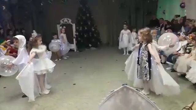 Танец "Зимняя сказка" старшая группа д/с 171 смотреть онлайн