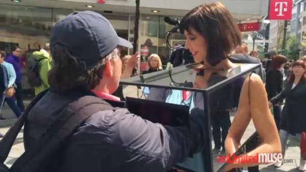 Предложила прохожим потрогать её грудь и гениталии