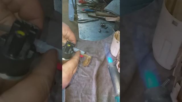 Как надеть трубку на бензонасос смотреть онлайн