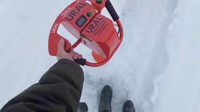 Ледобур Урал - Видео демонстрация "Бурим одной рукой" смотреть онлайн