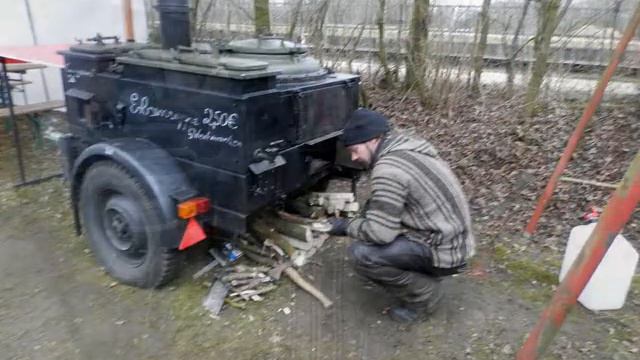 Olaf und Dirk bereiten die Gulaschkanone beim FCHM, Faltbootclub Hamm Marl vor смотреть онлайн