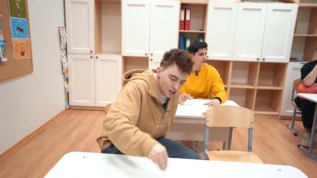 КТО ПЕРВЫЙ ЗАКОНЧИТ ШКОЛУ ЗА 24 ЧАСА! смотреть онлайн