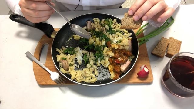 шоркаю приборами по тефлону/макарошки/итинг eating смотреть онлайн