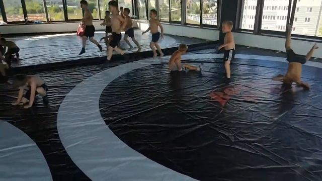 Тренировка детей в секции по борьбе в спортивном клубе RockGym, Калининград смотреть онлайн