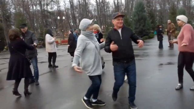 У пруда под ивою расцвели цветы!!! Красивые танцы в парке Горького!!! Харьков Апрель 2021 смотреть онлайн