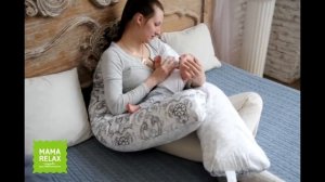 Кормление ребенка из бутылочки с подушкой