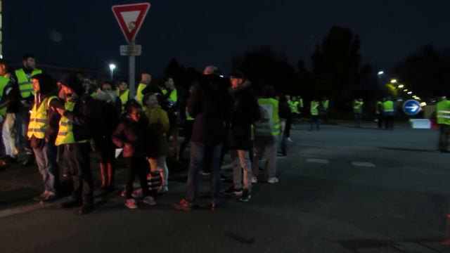 Les gilets jaunes de La Roche-sur-Yon s'apprêtent à passer la nuit sur les barrages. смотреть онлайн