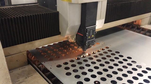 Нанесение перфорации на металлический лист. Часть 2 смотреть онлайн