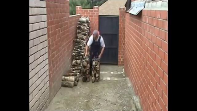 Удобная переноска дров в ручных корзинах. смотреть онлайн