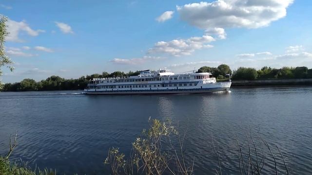Теплоход "Сергей Образцов" на Москве-реке рядом с г. Жуковский смотреть онлайн