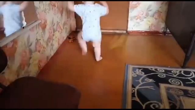 Мишаня в саду у прабабушки. Мальчик начал ходить самостоятельно в 1 год и 1 месяц! смотреть онлайн