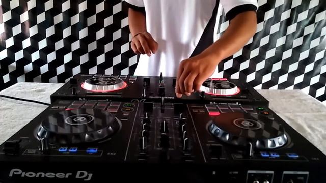 EDM Mix with 4 Deck Numark Mixtrack Pro & Pioner DDJ RB1 смотреть онлайн
