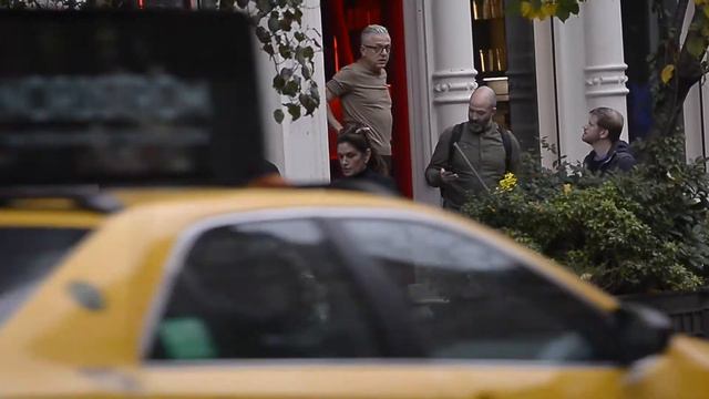 Cindy Crawford and Rande Gerber shop in SOHO NYC смотреть онлайн