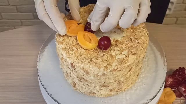 Классика: Наполеон ??☕ финальная сборка и украшение торта смотреть онлайн