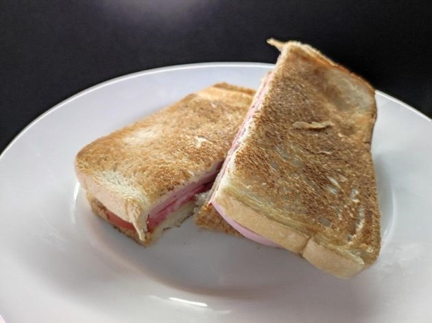 Сэндвич с колбасой, готовится пару минут, съедается еще быстрее смотреть онлайн