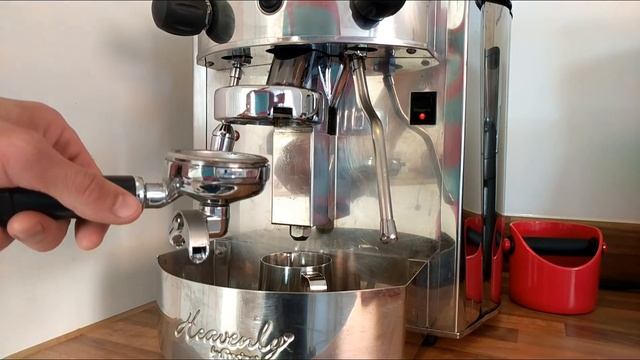 How to backflush your espresso coffee machine. смотреть онлайн