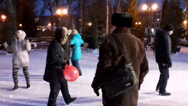 ЗИМА!???❄/ЗАЖИГАТЕЛЬНЫЕ ТАНЦЫ В ПАРКЕ ГОРЬКОГО ХАРЬКОВ ФЕВРАЛЬ 2021 смотреть онлайн