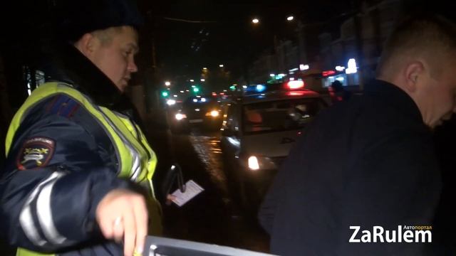 Пьяный водитель влетел в машину на светофоре смотреть онлайн
