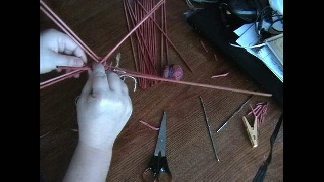 Красная обезьянка из бумажных трубочек. смотреть онлайн