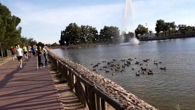 Paseo por el Parque de la Alhóndiga en Getafe смотреть онлайн