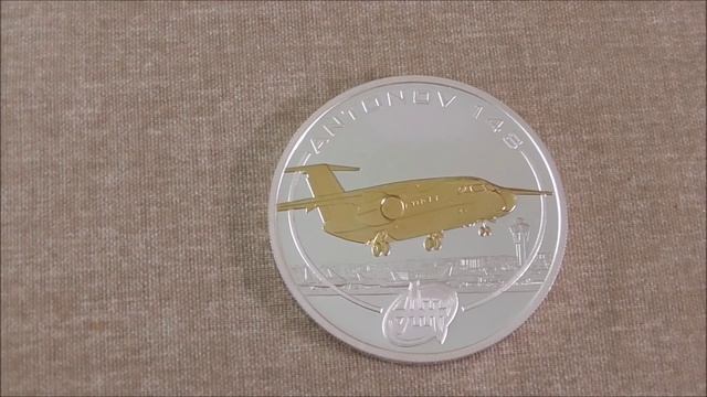 Серебряная монета с позолотой самолета АН148 номиналом в 1 доллар Нумизматика смотреть онлайн