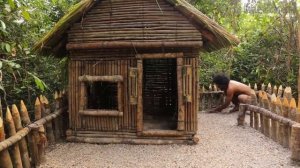 Современный дом в лесу из говна и палок