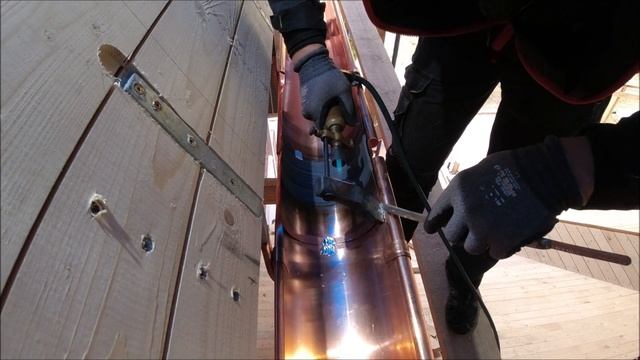 Медная кровля! Пайка компенсатора в медную водосточную систему! Часть 7! Soldering (compensator) смотреть онлайн