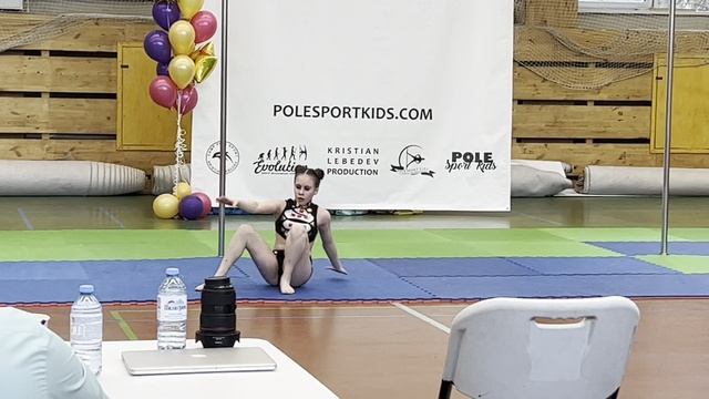 Выступление на соревнованиях по воздушной гимнастике смотреть онлайн