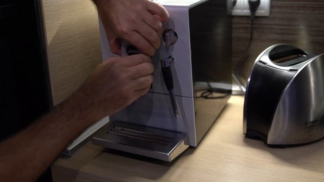 Clean the coffee spout of Jura ENA3 coffee machine смотреть онлайн