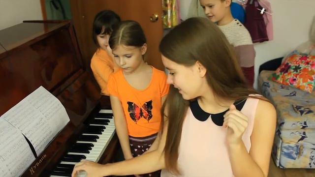 Маленькая Алиса Че учится петь. Первый урок вокала смотреть онлайн