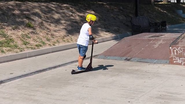 Первые Трюки на Трюковом Самокате ! смотреть онлайн