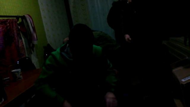 Простяга разбил бутылку (а сзади него сидит ВДВшник который не смог разбить бутылку)!!!! смотреть онлайн