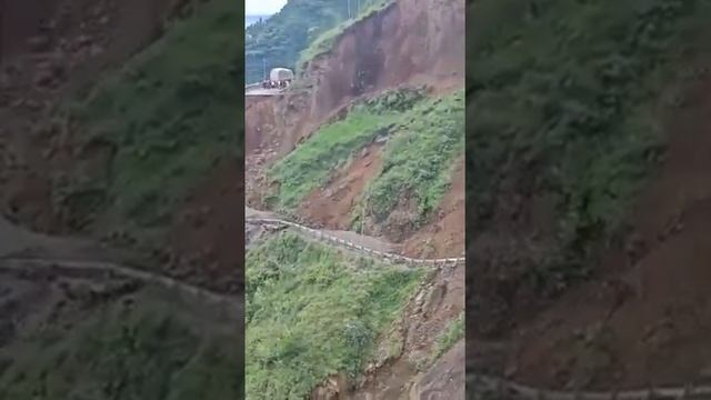 Оползень части горы с дорогой смотреть онлайн