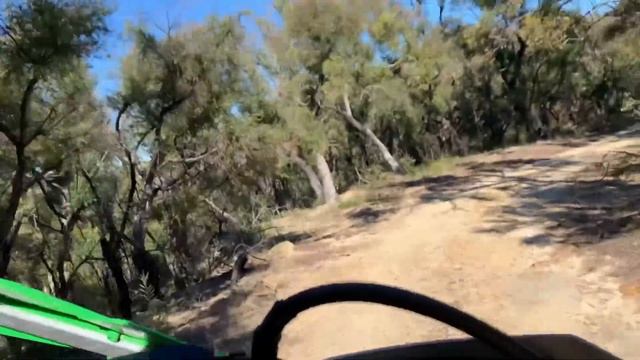 Катание на мотоцикле в лесу  Австралии *Riding Through Yengo*